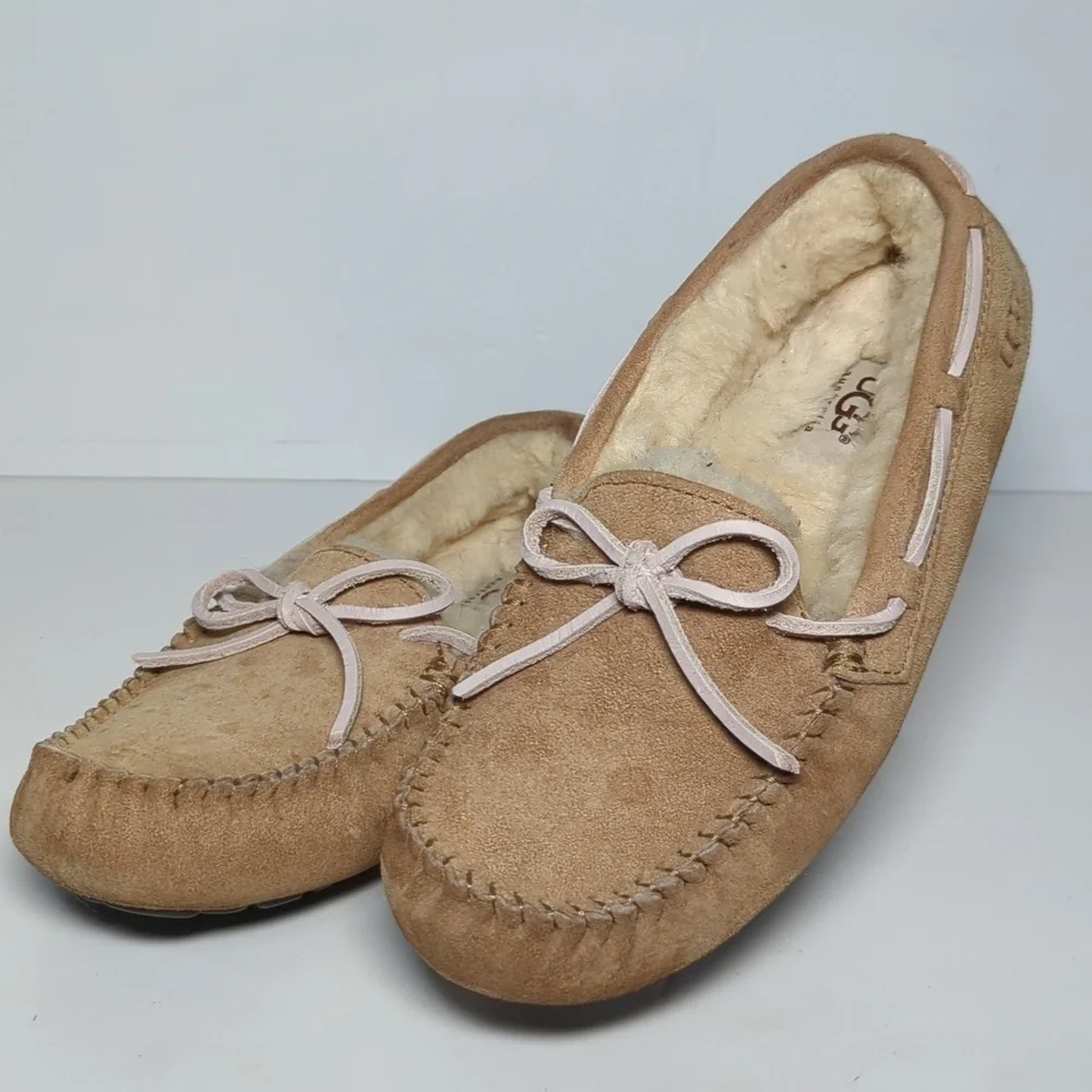 UGG Dakota suede sheepskin moccasin slippers woman's size 6 EU 37